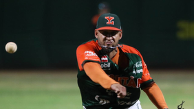 Con pitcheo de Yoanner Negrín Leones empata la serie a Saraperos