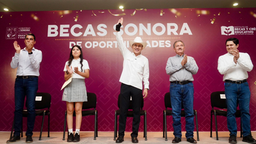Gobernador Durazo cumple a estudiantes de la Sierra con becas y libros gratuitos