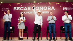 Gobernador Durazo cumple a estudiantes de la Sierra con becas y libros gratuitos