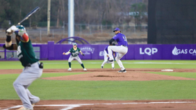 Bravos de León derrota a Conspiradores en largo juego de 15 entradas