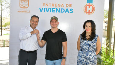 Entrega Toño Astiazarán las primeras tres viviendas de Sello H que cuentan con paneles solares