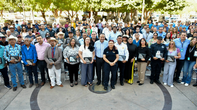 Celebra Toño Astiazarán la trayectoria de 168 servidoras y servidores públicos municipales