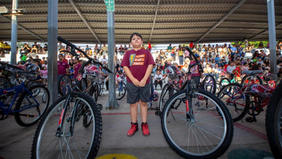 Cumple Gobernador Alfonso Durazo compromiso con la niñez sonorense al entregar bicicletas y kits de seguridad