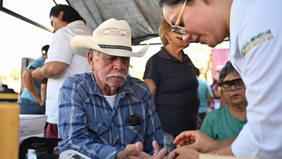 Gobernador Durazo cumple a familias de la colonia Arcoiris con feria de servicios gratuitos "Sonora Atiende"