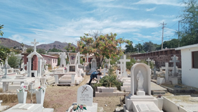 Avanza Ayuntamiento de Guaymas con limpieza de panteones previo al Día de las Madres