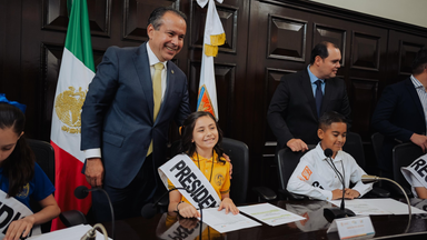 Felicita Toño Astiazarán a niñas y niños del 38 Cabildo Infantil de Hermosillo