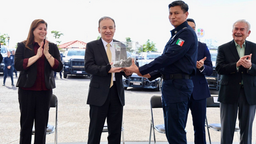 Gobernador Durazo duplica estado de fuerza con más patrullas y reconoce a policías en su día