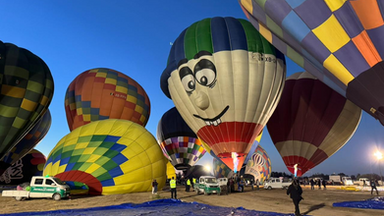 Disfrutaron familias de vuelos en globos aerostáticos que pintaron el cielo de Hermosillo