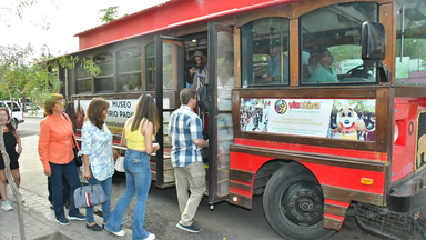 Disfrutan hermosillenses y visitantes recorridos en Trolebús en Semana Santa