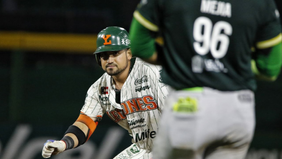 Con explosiva ofensiva Leones se pone al frente en la serie ante Bravos