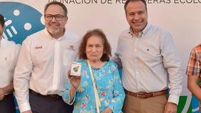 Toño Astiazarán y Coca-Cola regalan 10 mil regaderas ecológicas