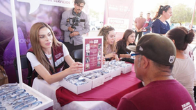 Gobernador Durazo cumple a familias de La Cholla con servicios gratuitos en la feria “Sonora Atiende”