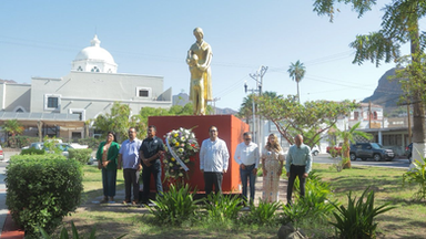 Realiza Ayuntamiento de Guaymas ceremonia de colocación de ofrenda y guardia de honor en Monumento  a la Madre