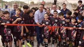Beneficia Toño Astiazarán a familias de colonia Los Ángeles con cancha deportiva