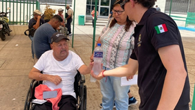 Gobierno de Sonora refuerza entrega de agua y suero para prevenir golpes de calor