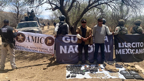 Capturan a dos sujetos con armamento, cartuchos, ropa táctica y un vehículo en Sáric