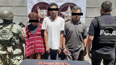 Aseguran droga y detienen a tres personas en cateo en Hermosillo
