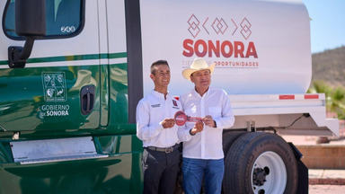 Gobierno de Sonora atiende necesidad prioritaria de agua en San Pedro de la Cueva con donación de pipa