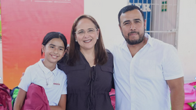 Entrega Ayuntamiento de Guaymas mochilas a estudiantes de la primaria María del Carmen Torres Gallego