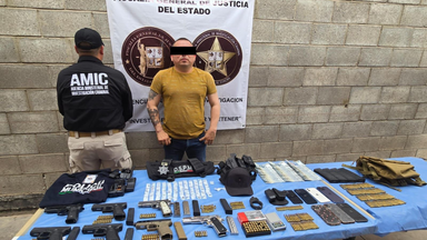 Asegurado sujeto con arsenal y droga en cateo positivo