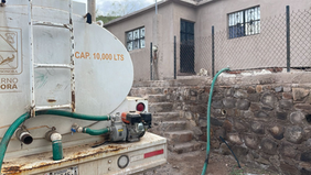 Distribuye Servicios Públicos agua en sector de la Juárez que presentaba desabasto