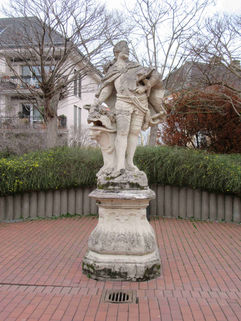 ein Portrait und eine Skulptur des Kurfürsten Clemens August