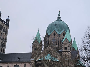 die Figur des Heiligen auf dem Kuppelbau