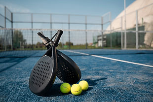 raquette de padel sur terrain