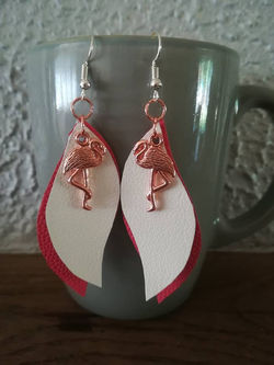 Boucle d'oreille cuir flamant rose