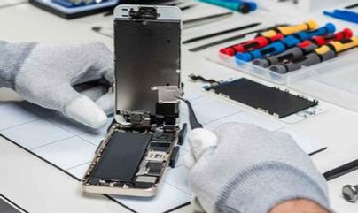 technician replacing iPhone screen with tools Charlotte NC