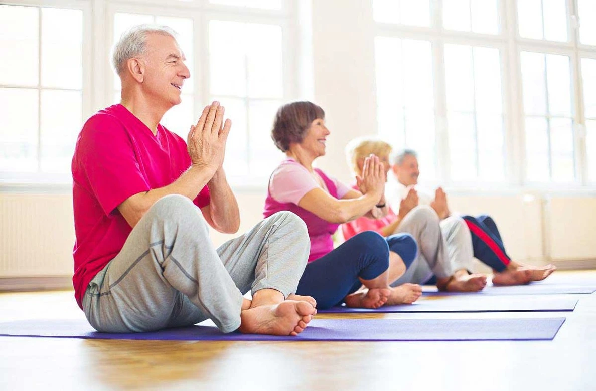 Quatre seniors, deux femmes et deux hommes, se retrouvent dans un studio de yoga baigné de lumière pour une séance revitalisante. Sur leur tapis de fitness, ils affichent des sourires radieux, prêts à se plonger dans l'art du yoga. Leurs postures sont gracieuses et équilibrées, témoignant de leur maîtrise et de leur pratique régulière.