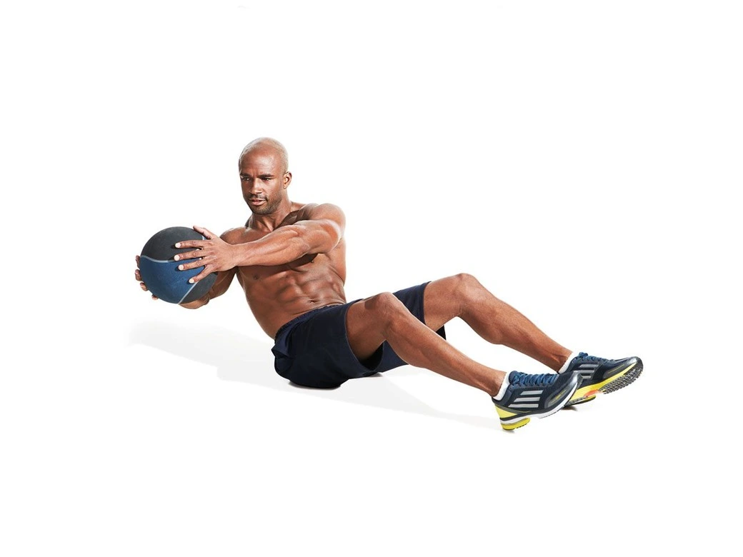 Un homme concentré et déterminé exécute un exercice de Russian Twist. Vêtu d'un short noir, son physique témoigne d'une musculature bien développée, avec des abdominaux visiblement tracés. Assis, il tient fermement un ballon de fitness entre ses deux mains. Son visage affiche une expression sérieuse alors qu'il effectue des rotations contrôlées du haut du corps, de gauche à droite.