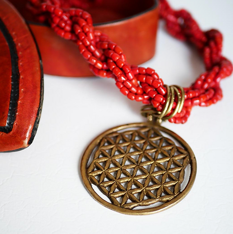 Collier fait main en France avec des pièces chinées.