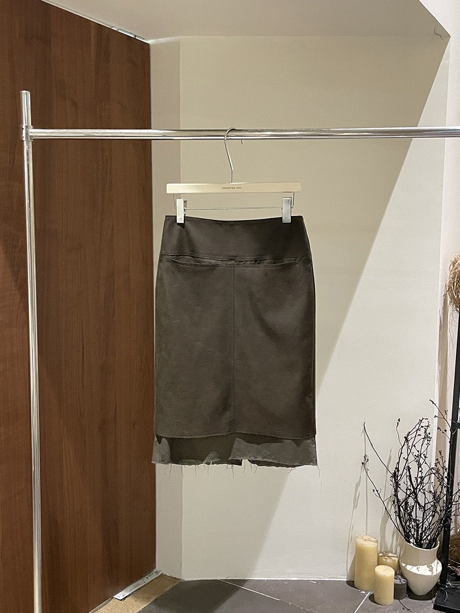 Thumbnail: Gracetina hoo French style PU leather skirt with raw-edge hem (BQA5226)