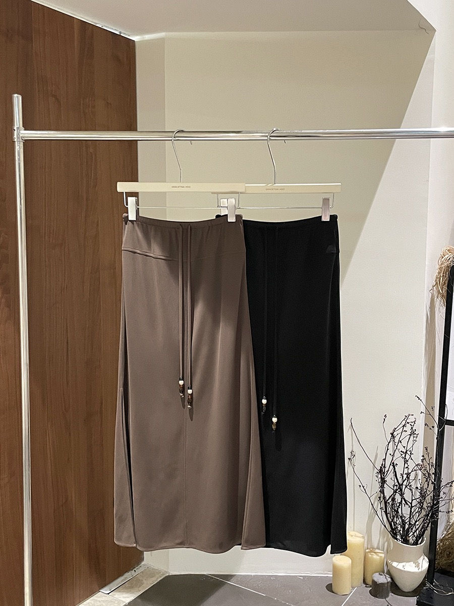 Thumbnail: Gracetina Hoo French-style Acetate Beaded Tie Waist Straight Slit Midi Skirt (BQ