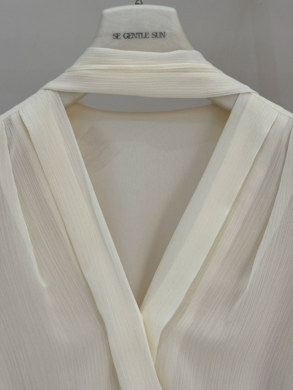 Thumbnail: Se Gentle Sun French Style V-neck Bell Sleeve Chiffon Blouse (89945)