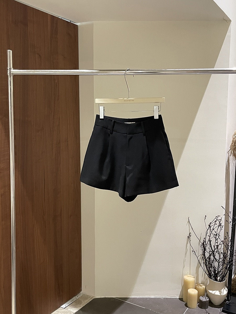 Thumbnail: Gracetina Hoo French Style Glossy Pleated Casual Shorts (KA6152)