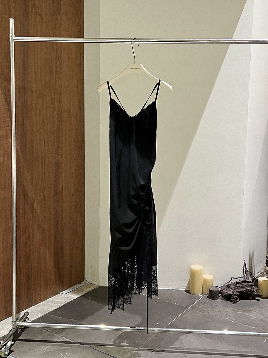 Thumbnail: Gracetina Hoo French style Tencel Cotton Irregular Lace-trimmed Slip Dress (LYA9