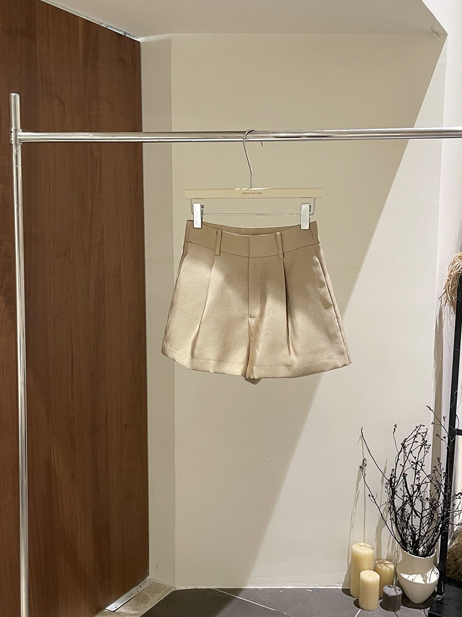 Thumbnail: Gracetina Hoo French Style Glossy Pleated Casual Shorts (KA6152)
