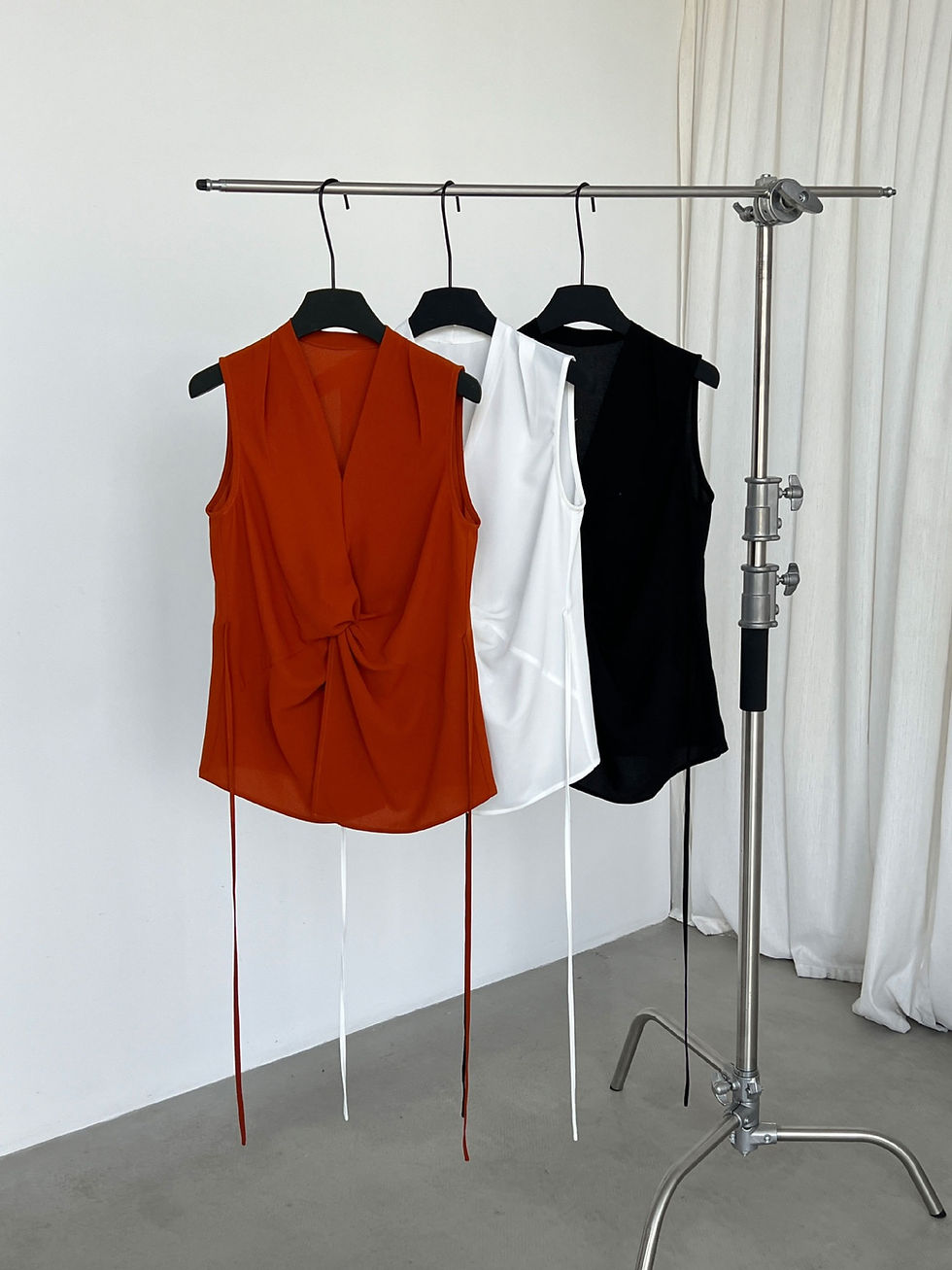 Thumbnail: Luxi Elegant V-Neck Twisted Waist Tie Sleeveless Top (3928)