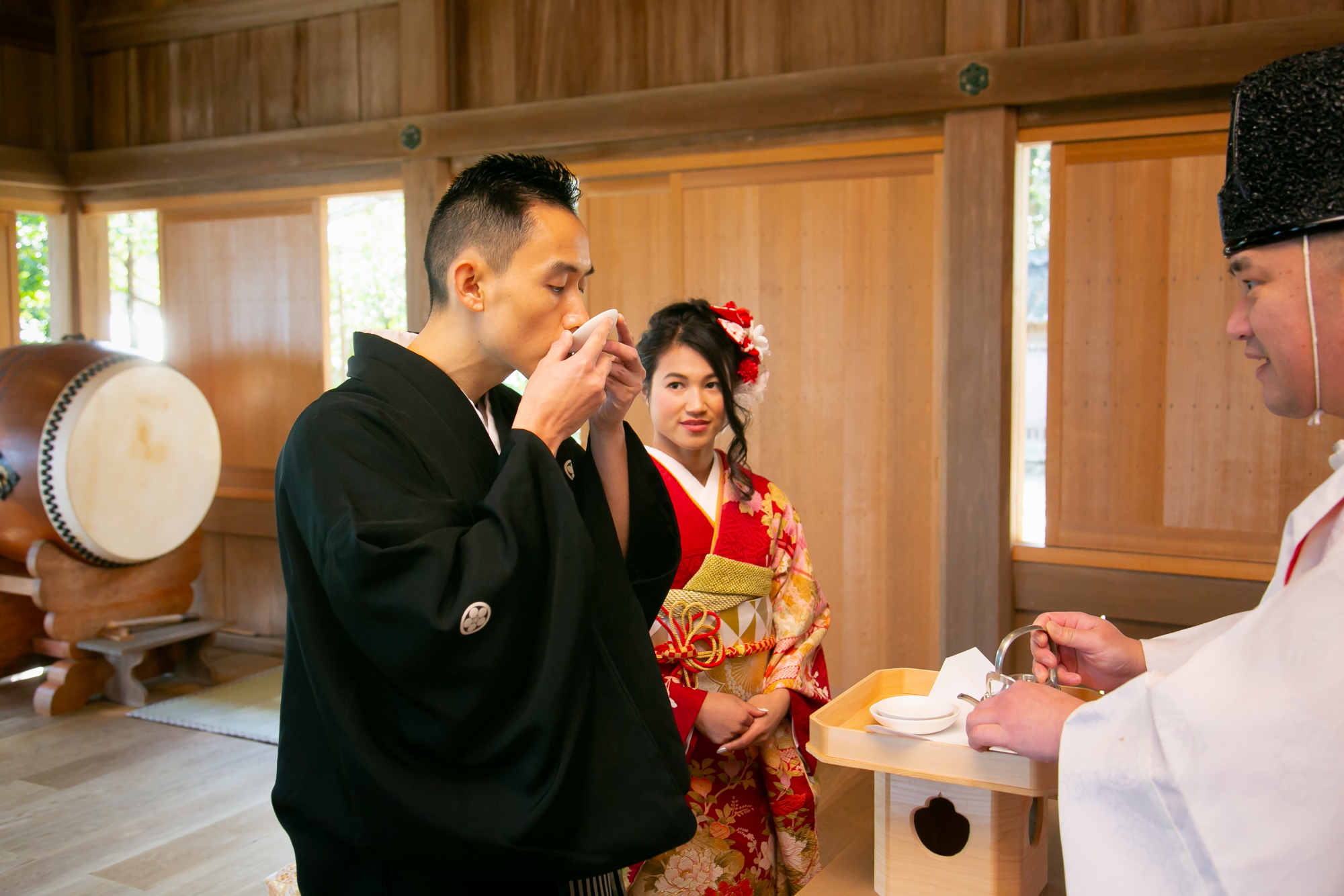 Shinto shrine wedding in Fukuoka. pre-wedding photo in Fukuoka. At Shikaumi shrine with kimono.