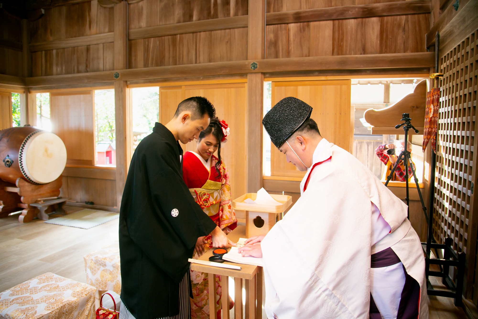 Shinto shrine wedding in Fukuoka. pre-wedding photo in Fukuoka. At Shikaumi shrine with kimono.