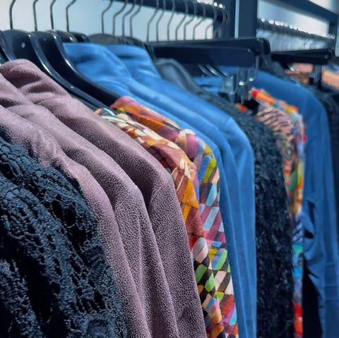 Combineer mooie kleuren met print om je outfit helemaal af te maken! We helpen je graag met een outfit wat helemaal bij je past en waar je blij van wordt!