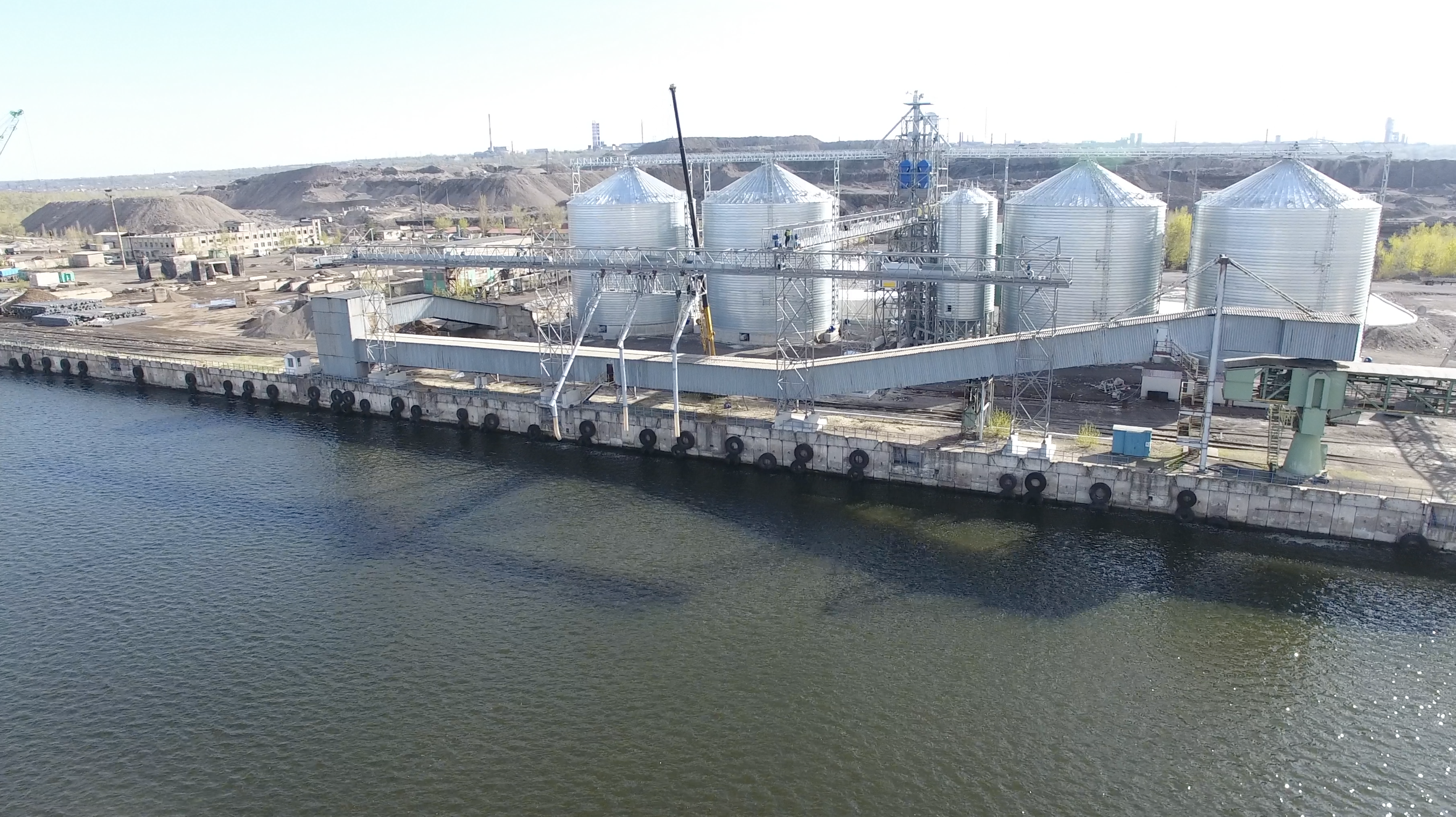 Ооо "терминал восточный". Ооо речной терминал. Речной терминал. Погрузка зерна в порту. Томск порт.