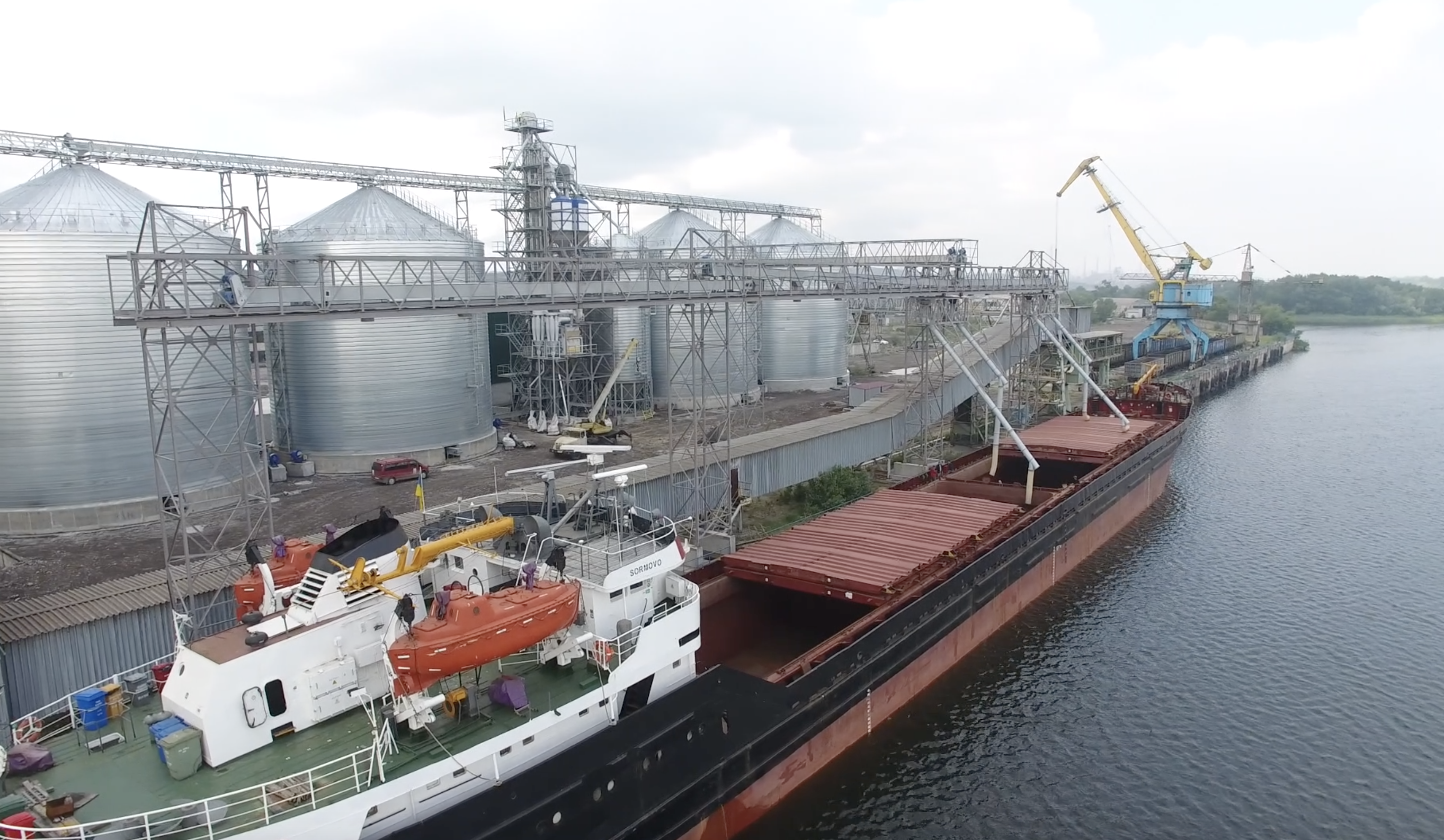 Причальные палы. Причальная 10 томск. Нибулон каменка днепровская. Речной терминал. Речной порт зерно.