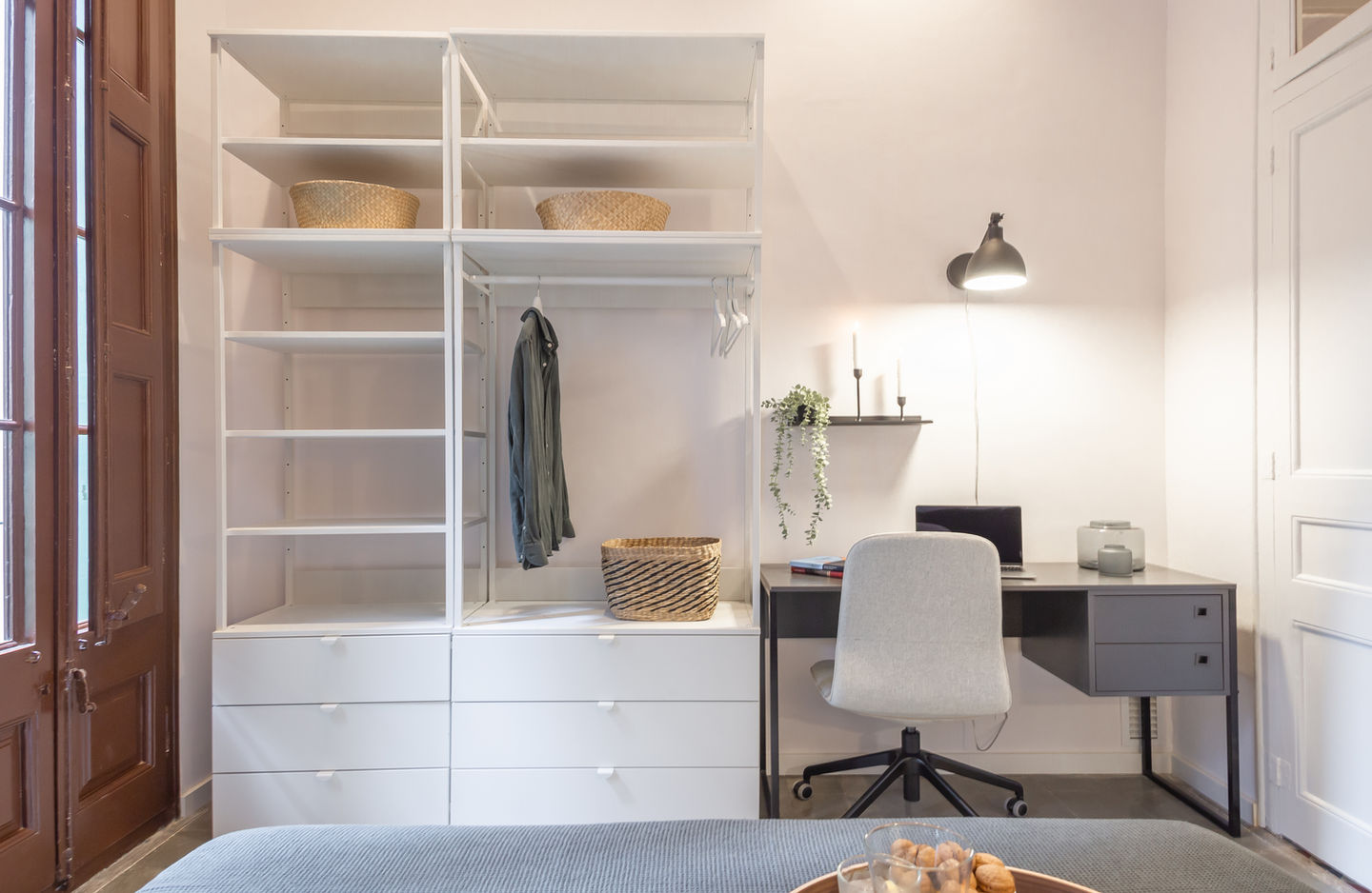 Habitación doble en suite con ventanales y baño privado en Haaus Coliving, alquiler de habitaciones en Barcelona.