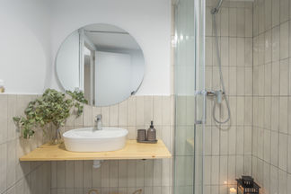 Apartamento de coliving en Barcelona con habitaciones modernas y servicios incluidos