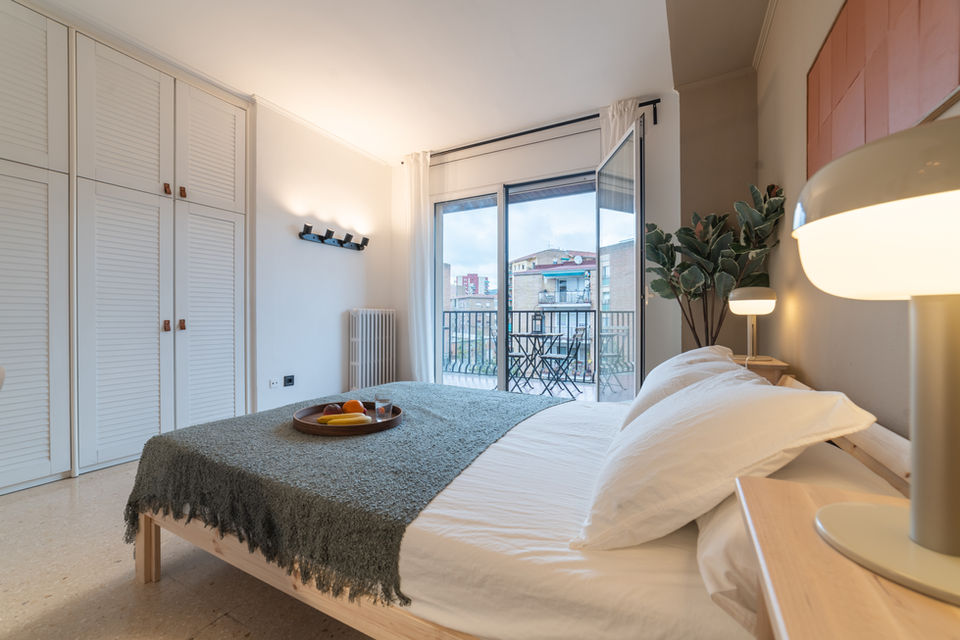 Habitación con baño privado en apartamento coliving en Barcelona. Alquilar habitación en Barcelona nunca había sido tan fácil.