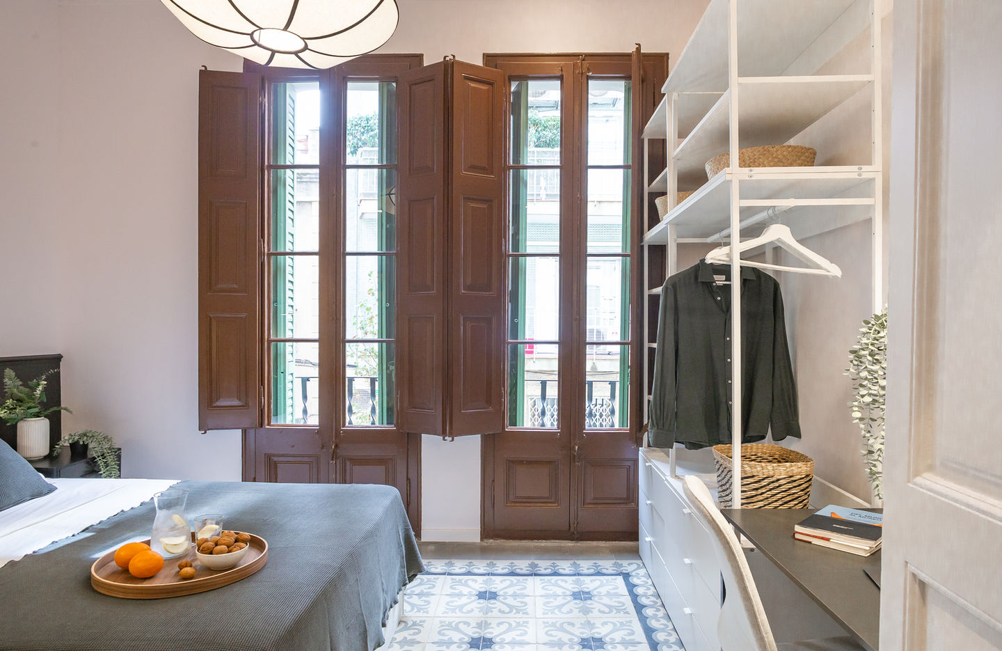 Habitación doble en suite con ventanales y baño privado en Haaus Coliving, alquiler de habitaciones en Barcelona.