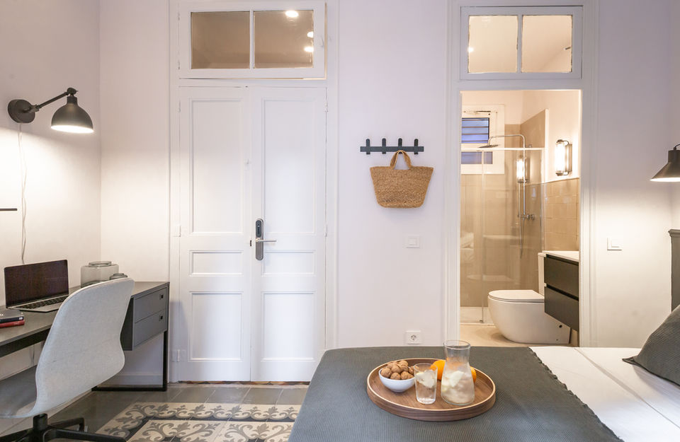 Habitación doble en suite con ventanales y baño privado en Haaus Coliving, alquiler de habitaciones en Barcelona.